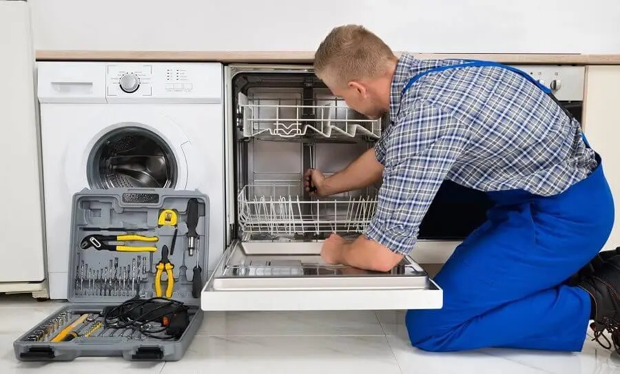 Menemen Termoteknik servisi teknisyen ekibi beyaz eşya tamiri yaparken